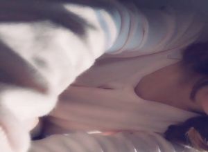 Китаянка скрывая лицо мастурбирует вибромассажерем